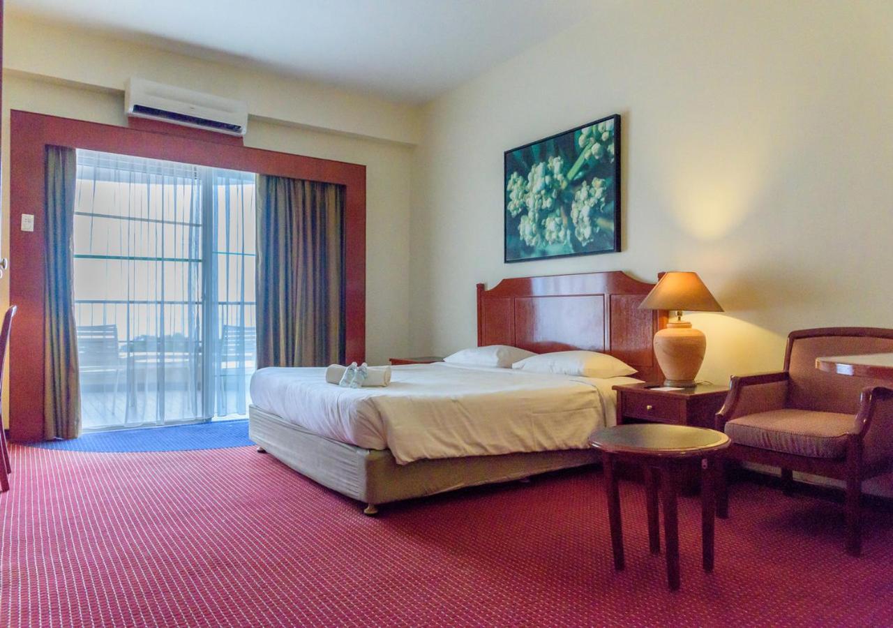 J Beach Suites At Rainbow Paradise タンジュンブンガ エクステリア 写真