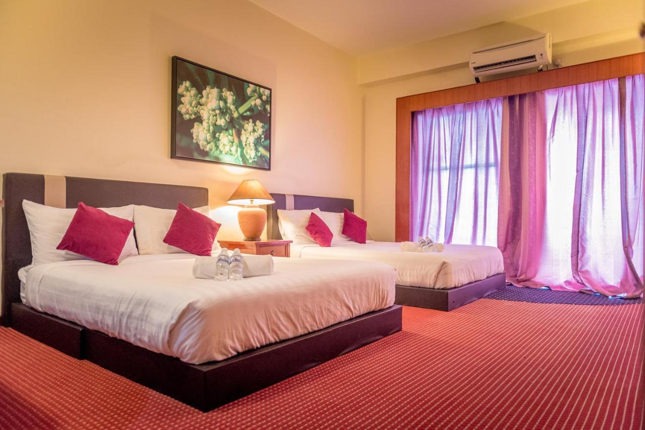 J Beach Suites At Rainbow Paradise タンジュンブンガ エクステリア 写真