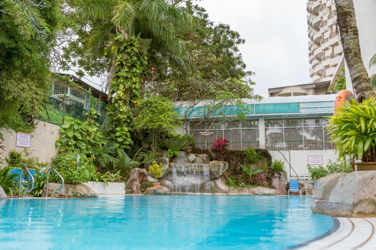 J Beach Suites At Rainbow Paradise タンジュンブンガ エクステリア 写真