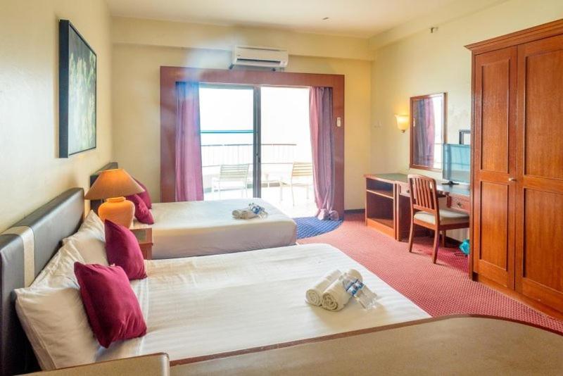 J Beach Suites At Rainbow Paradise タンジュンブンガ エクステリア 写真