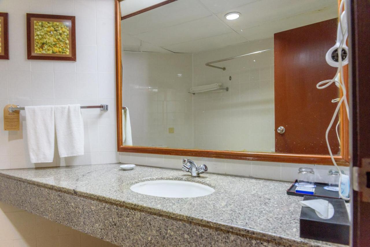 J Beach Suites At Rainbow Paradise タンジュンブンガ エクステリア 写真
